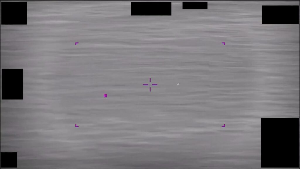 DOW-UAP-PR102のDVIDS公式映像 約7秒地点