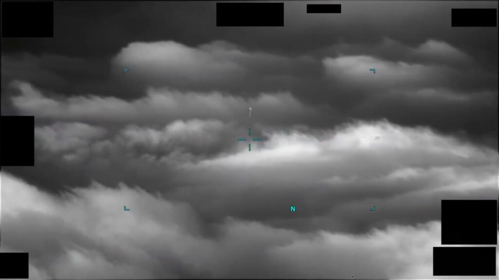 DOW-UAP-PR105のDVIDS公式映像 約59秒地点