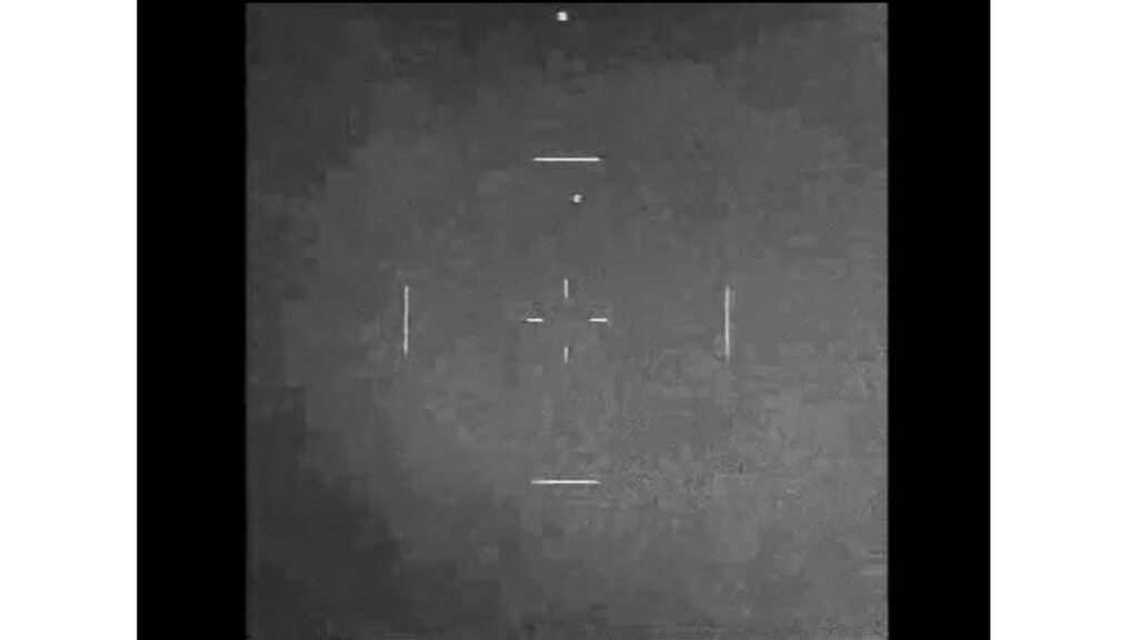 DOW-UAP-PR106のDVIDS公式映像 約1秒地点