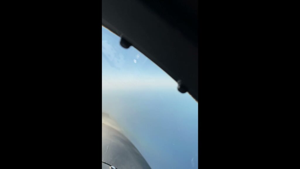 海軍戦闘機の視野を横切る白い未同定物体
