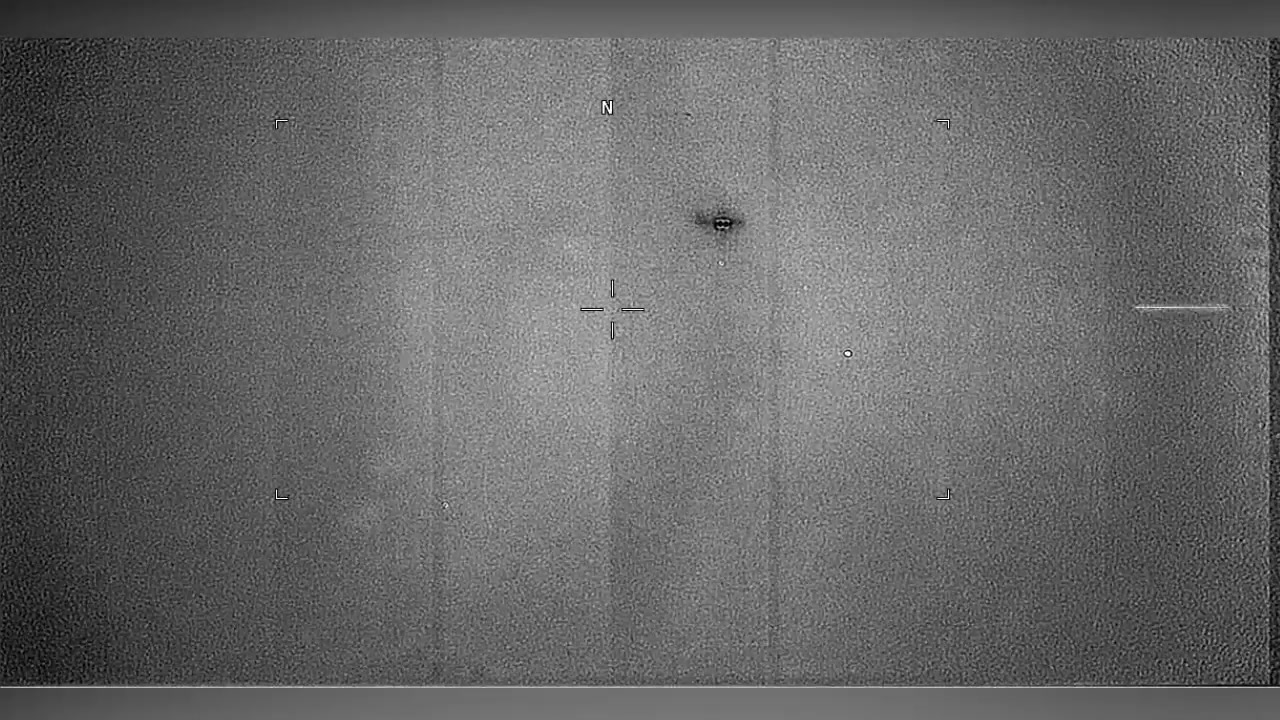 大気中の航跡事案、対象の背後に筋が見える公式映像