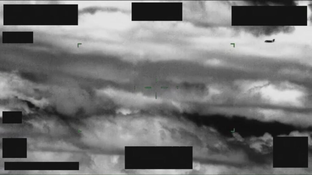DOW-UAP-PR066のDVIDS公式映像 約9秒地点
